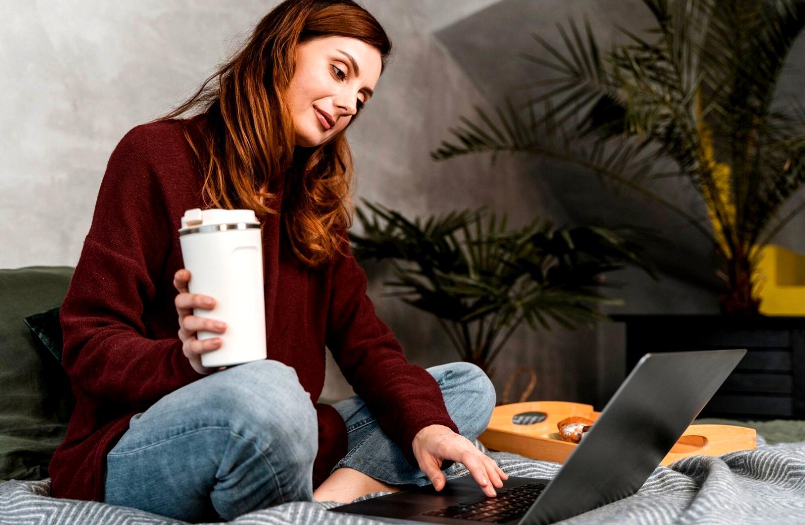 Sesión de análisis financiero con profesionales revisando informes