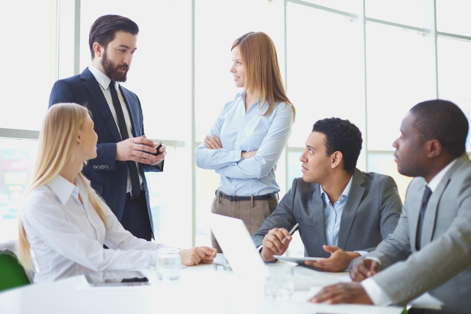 Equipo de kirelenthax trabajando en análisis financiero